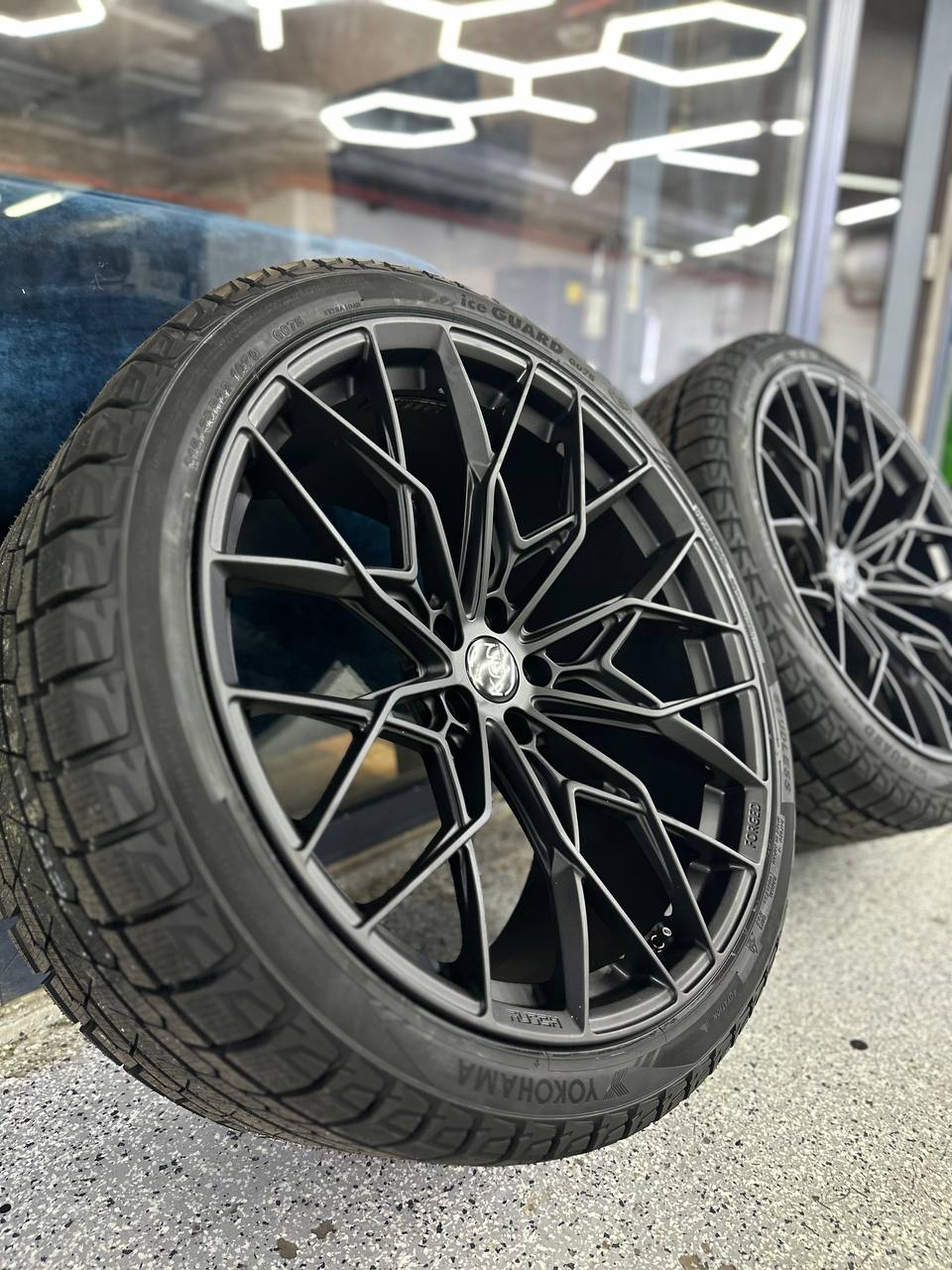 Покрашенный диск с резиной фото