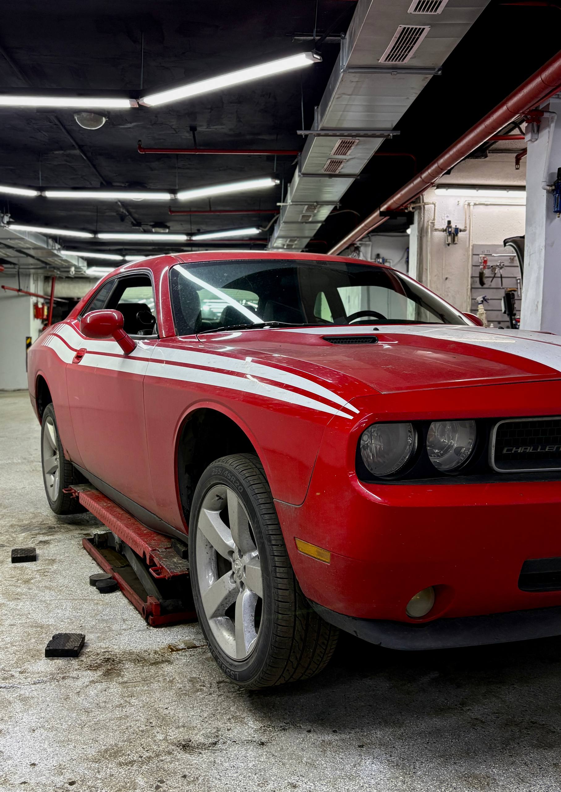 Красная машина на шиномонтаже фото